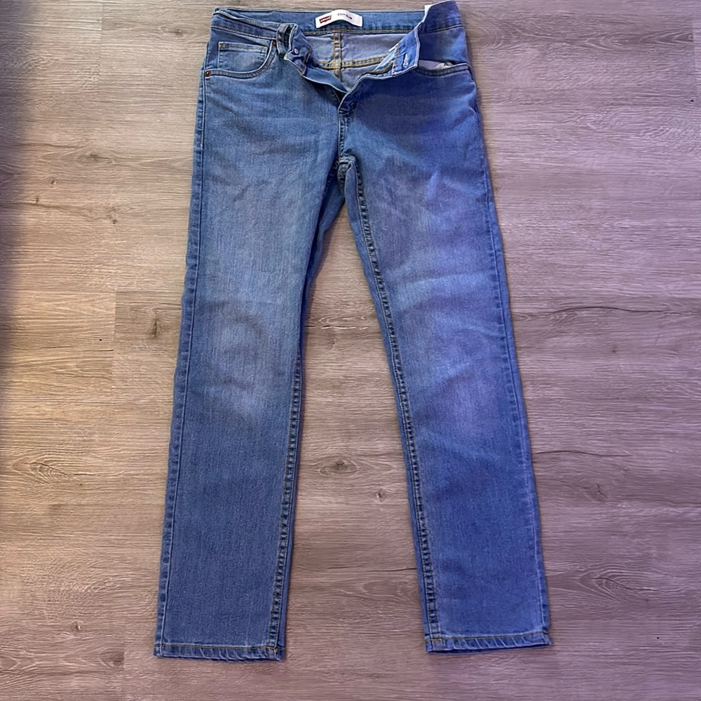 Cute straight-leg Levi jeans for jrs/petites!